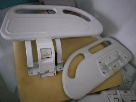 ملحقات المنتجات الطبية الدرابزين لسرير ميديكال أبيض اللون PP جانب القضبان لأجزاء سرير المستشفى